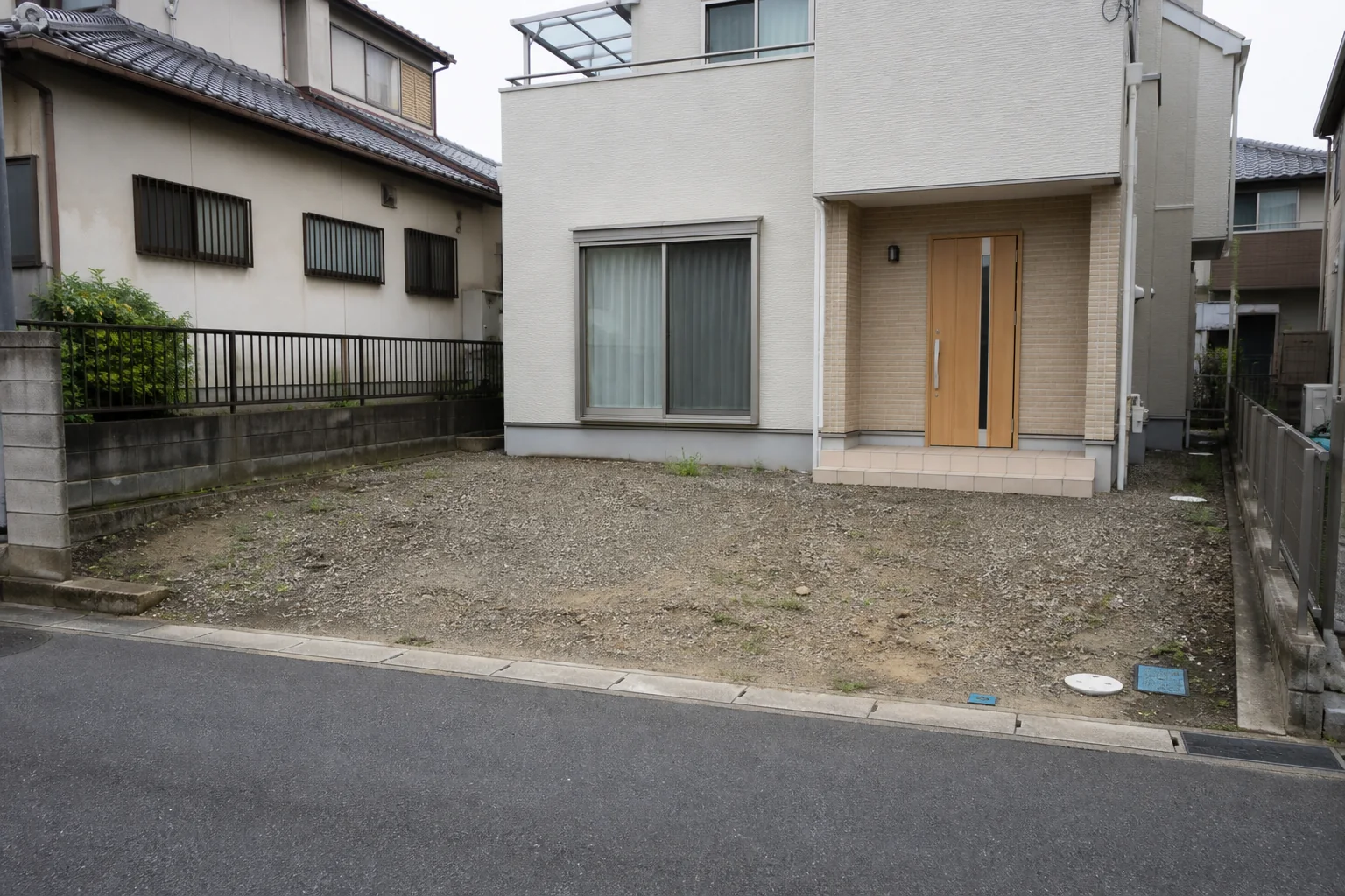 駐車場造成前の砂利と土の敷地